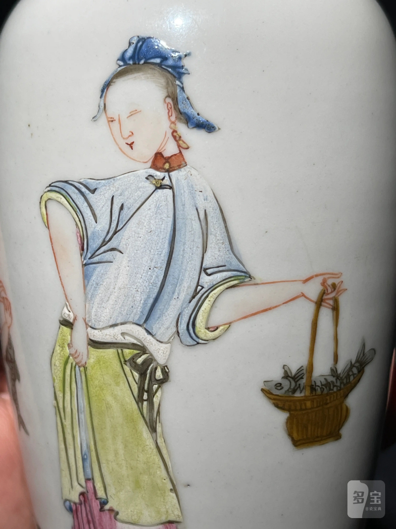清乾隆 粉彩人物纹莱菔瓶 - 图4